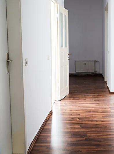 Après : couloir rempli de cartons et d'objets, puis couloir vide