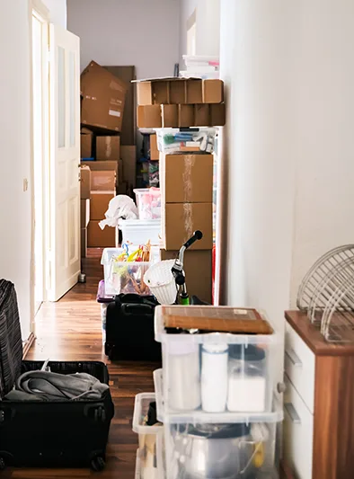 Avant : couloir rempli de cartons et d'objets, puis couloir vide